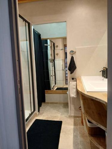 une salle de bain avec un lavabo et un miroir dans l'établissement Port et Plage, à Carnon-Plage