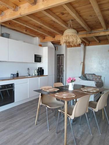 une cuisine et une salle à manger avec une table et des chaises dans l'établissement Port et Plage, à Carnon-Plage