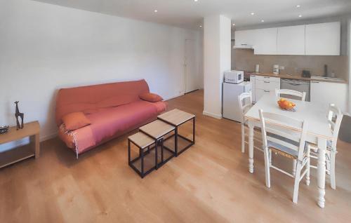 un salon avec un canapé et une table et une cuisine dans l'établissement Nice Apartment In Palavas-Les-Flots, à Palavas-les-Flots
