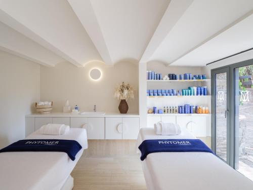 une chambre blanche avec deux lits et un lavabo dans l'établissement Maison Nova - Boutique Hôtel & Spa, à Collioure