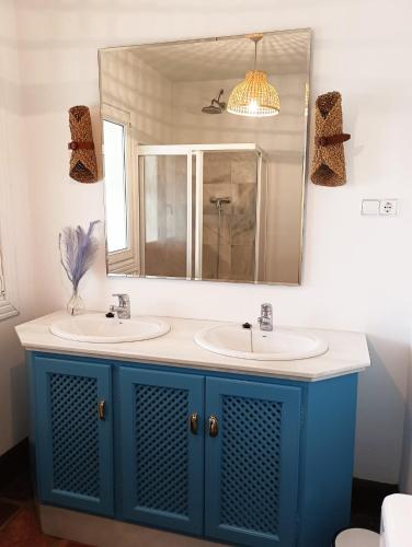 a bathroom with two sinks and a mirror at Los Alcornoquillos in Carratraca