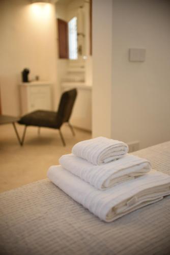 Giường trong phòng chung tại Dimora in borgo