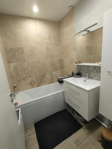 Ένα μπάνιο στο Maison 4 chambres proche Reims