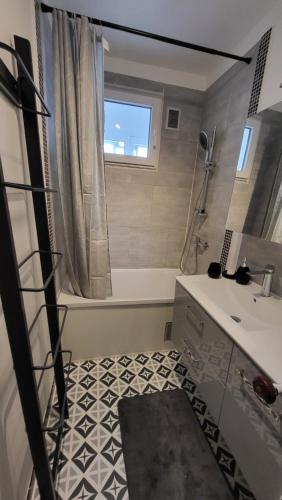 une salle de bain avec une baignoire, un lavabo et une douche dans l'établissement Les Tourterelles d'Avignon 2, à Avignon