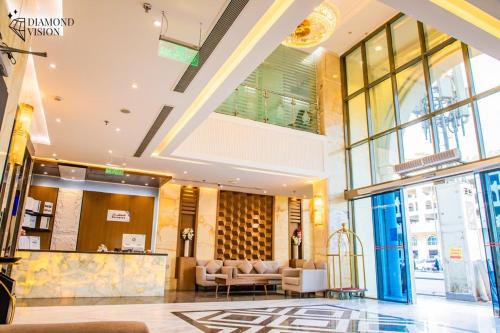 a lobby of a building with couches and chairs at فندق فيجن دايموند in Makkah