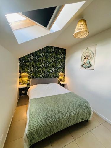 - une chambre dotée d'un lit avec un mur vert dans l'établissement Agréable appartement proche de disney, à Chanteloup-en-Brie