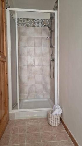 a shower in a bathroom with a basket on the floor at Le case di Papà Nuccio in Pietrabbondante