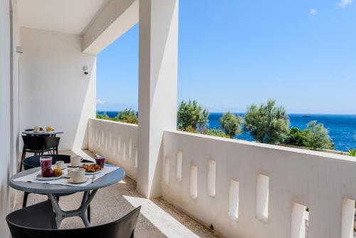 サンタ・チェザーレア・テルメにあるVilla Vallettaの海の景色を望むバルコニー(テーブル、椅子付)