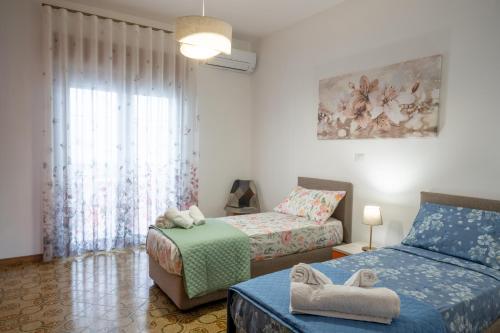 a bedroom with two beds and a couch at B&B Benvenuti al centro in Caserta