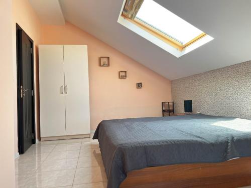 a bedroom with a bed and a skylight at Apartament Samuela in Obzor