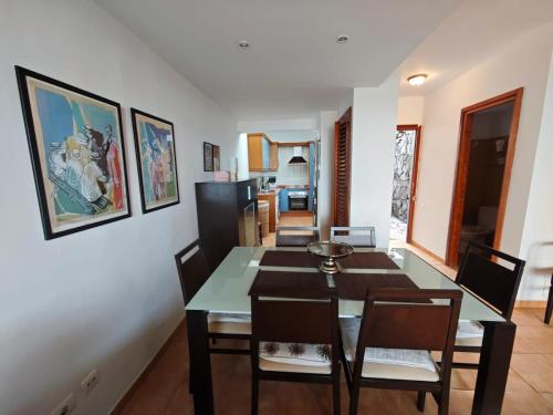 Un comedor con mesa y sillas en Mirador de Las Salinas, en Los Cancajos