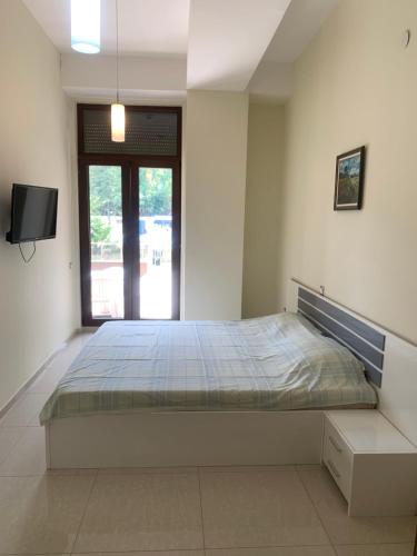 En eller flere senge i et værelse på Beach Apartment