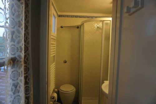 a small bathroom with a shower and a toilet at Appartamento nel centro di Forte dei Marmi in Forte dei Marmi
