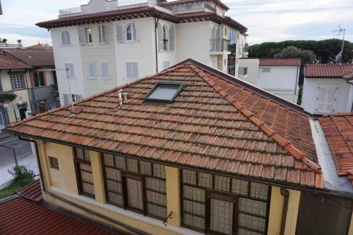a building with a red roof and a white building at Appartamento nel centro di Forte dei Marmi in Forte dei Marmi