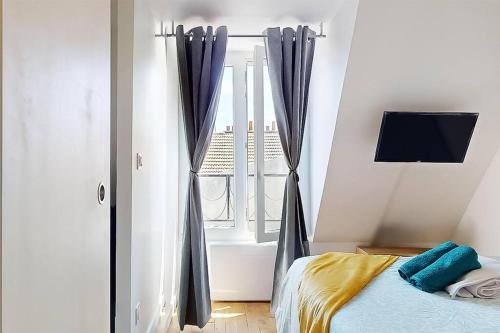 une chambre avec un lit et une fenêtre dans l'établissement TWIN 1 & 2 - Studio-Métro Paris Disneyland-WIFI-RER A, à Vincennes