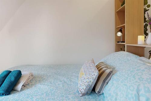 une chambre avec un lit avec des oreillers dessus dans l'établissement TWIN 1 & 2 - Studio-Métro Paris Disneyland-WIFI-RER A, à Vincennes