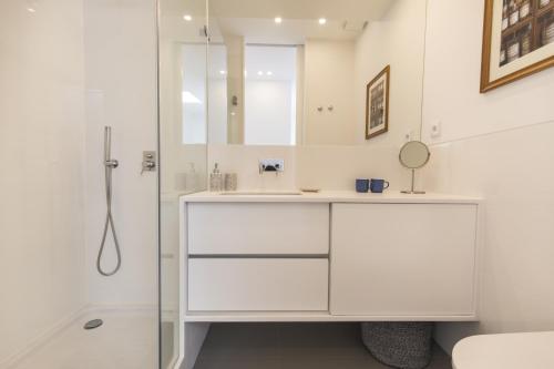Bright Duplex with Private Terrace in Alcântara
