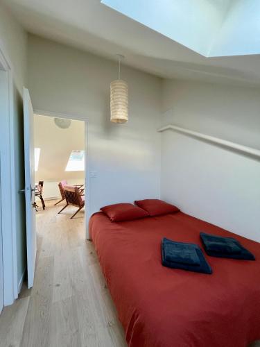 - une chambre avec un grand lit rouge dans l'établissement Studio au coeur de la vieille ville, à Annecy