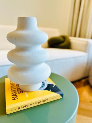 a white vase sitting on top of a table at Das Alpenzeit Appartement mit Just Private Terrasse in Bad Aussee