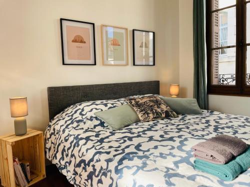 a bedroom with a bed and a window at Les Remparts, 5min du ZooParc in Saint-Aignan