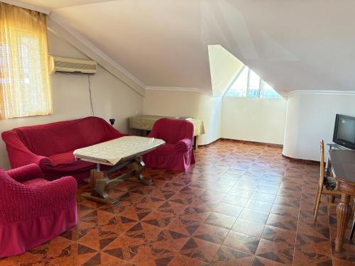 TV a/nebo společenská místnost v ubytování 103 Angisa street Guest House