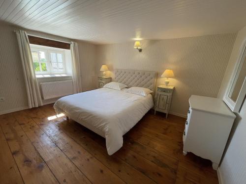 - une chambre avec un grand lit blanc et 2 tables de chevet dans l'établissement La Jasoupe, à Demigny