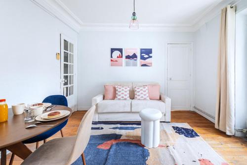 Blue and pink flat next Montparnasse