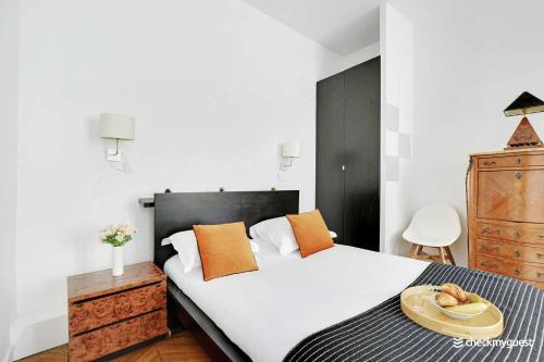 - une chambre avec un grand lit et un plateau dans l'établissement Charming studio - 3P - Le Marais, à Paris