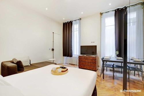 une chambre d'hôtel avec un lit et une salle à manger dans l'établissement Peaceful Studio - 3P - Le Marais, à Paris