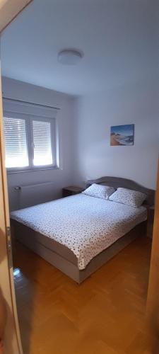 Un pat sau paturi într-o cameră la Apartment OLYMPIC