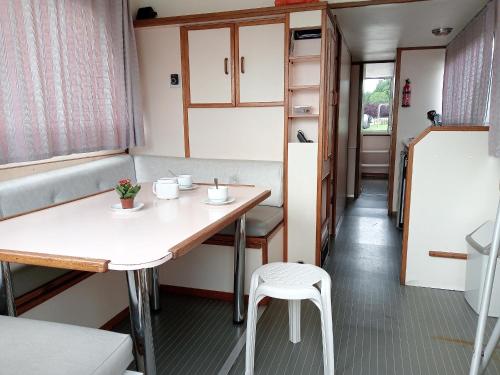 Photo de la galerie de l'établissement Séjour insolite en bateau sur le canal à Châtillon-en-Bazois, 8 personnes - API-1-46-25, à Châtillon-en-Bazois