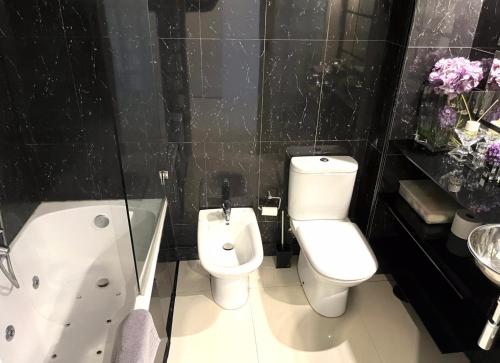 Foto dalla galleria di Central luxury room with private wc a Porto