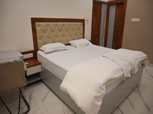 Ein Bett oder Betten in einem Zimmer der Unterkunft Hotel Aastha & Banquets