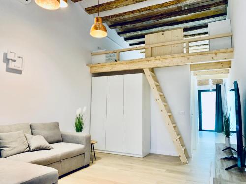 ein Wohnzimmer mit Hochbett und Couch in der Unterkunft Hauzify I Apartament Beach&Bike in Sant Feliu de Guixols