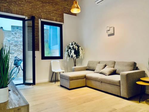 ein Wohnzimmer mit Sofa und Tisch in der Unterkunft Hauzify I Apartament Beach&Bike in Sant Feliu de Guixols