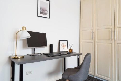 a desk with a computer and a chair at East Hills Waterfront Bliss in East Hills