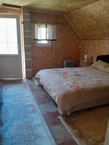Un dormitorio con una cama grande y una ventana. en Guest house Tanja, en Žabljak
