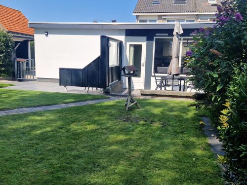 a yard with a camera in the grass at Zeelucht Texel in De Koog
