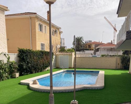 basen na środku podwórka w obiekcie Luxury villa 20mts far from the sea w mieście Orihuela