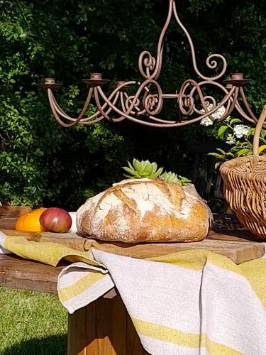 une miche de pain et une pomme sur une table dans l'établissement Bastida de Beata, à Noailles