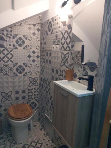 une salle de bain avec toilettes et lavabo dans l'établissement Cocon love port de l estaque, à Marseille