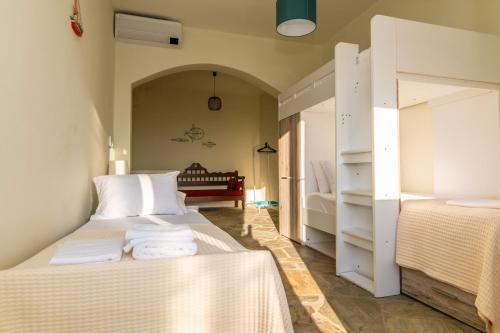 Ένα ή περισσότερα κρεβάτια σε δωμάτιο στο ReGenesis Villas