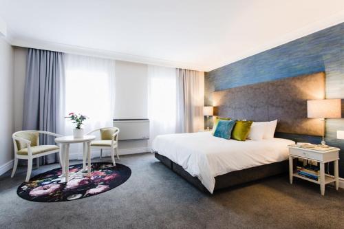 En eller flere senge i et værelse på Hotel type living, spacious, central, secure,wifi!