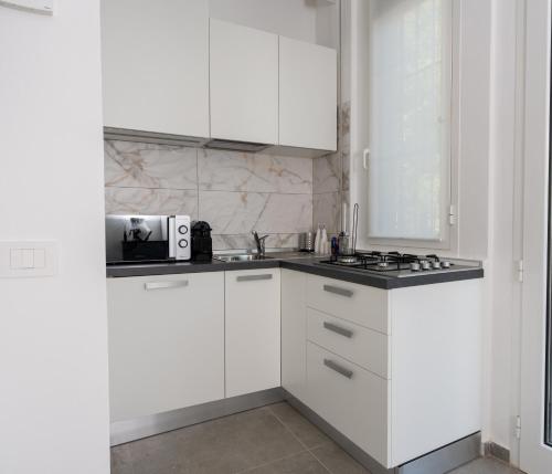 Cucina o angolo cottura di Elegante appartamento piano terra a 200 mt dal mare