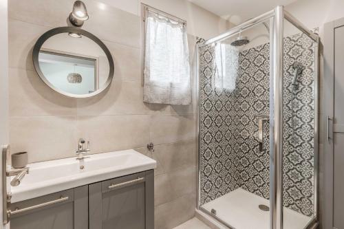 une salle de bain avec une douche, un lavabo et un miroir dans l'établissement Townhouse with garden 100m from Place Morny, à Deauville