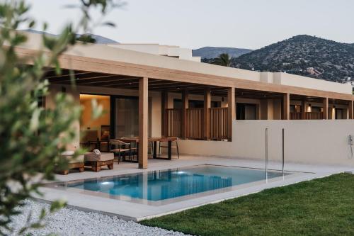 Bazén v ubytování Lakka Suites nebo v jeho okolí