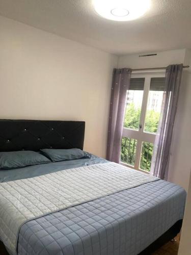 Ce lit se trouve dans un dortoir doté d'une fenêtre et d'un lit sidx sidx. dans l'établissement appartement F3 proche métro 7, à Ivry-sur-Seine