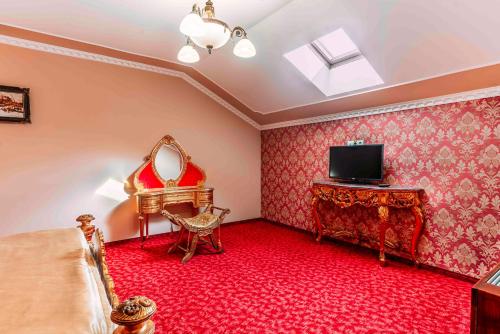 a room with a bed and a mirror and a tv at Casa ANTIC in Baile Felix