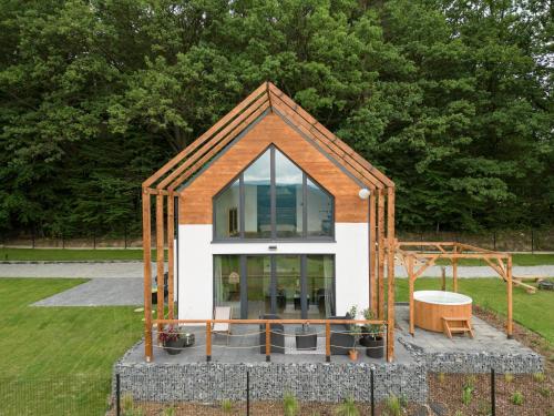 ein kleines Haus auf einem Steinfundament in einem Hof in der Unterkunft Okno na Beskidy in Maków Podhalański