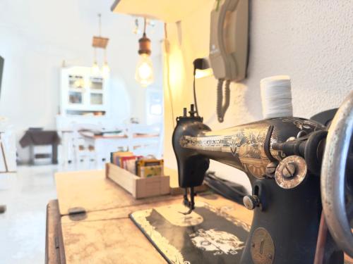 a sewing machine sitting on top of a table at B&B Selvaggio Blu in Baunei